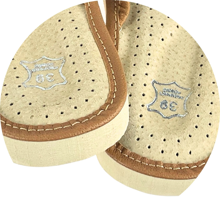 Skórzane pantofle damskie, musztardowe kapcie domowe - numer 375