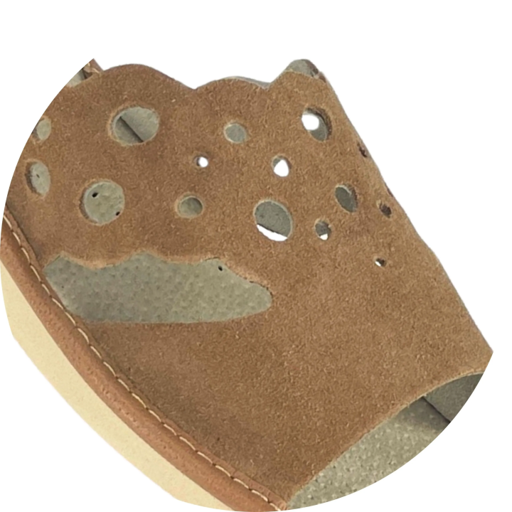 Skórzane pantofle damskie, musztardowe kapcie domowe - numer 375